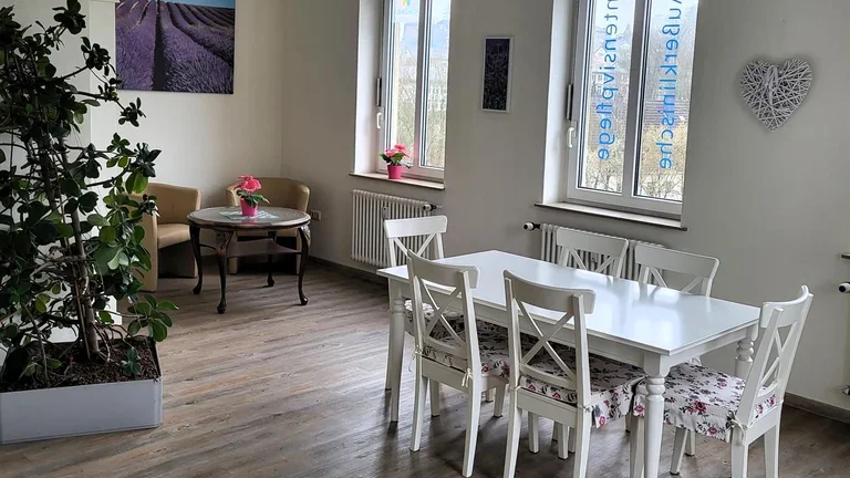 Aufentshaltsraum der Intensivpflege Balve mit Tisch und Stühlen