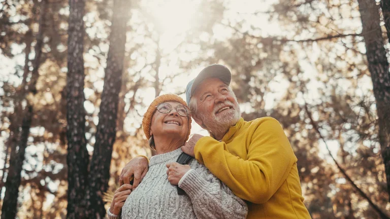Älteres Ehepaar im Wald