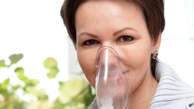 Frau trägt eine Sauerstoffmaske