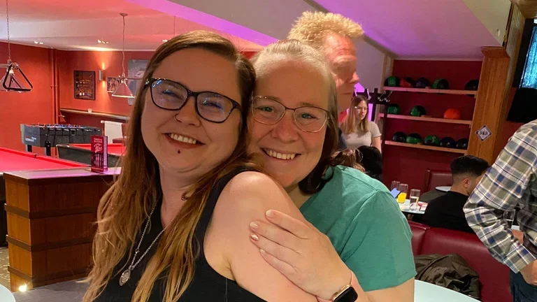 Sonja und Marie beim Bowling