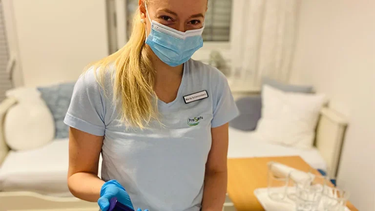 Maria bei der Arbeit als Intensivpflegekraft der IC Home 24