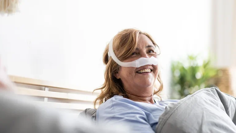 Eine Frau die eine Sauerstoffmaske trägt