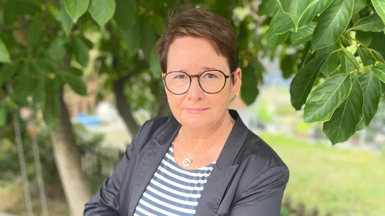 Portrait von Antje vor einem Baum