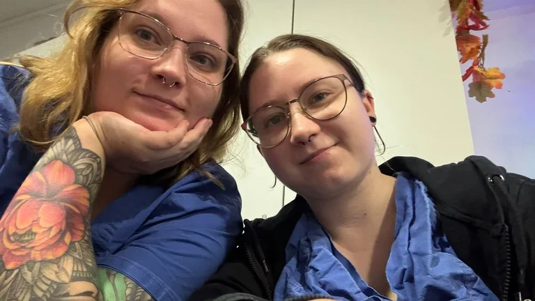 Samantha und Michelle: zwei Schwestern, die gemeinsam bei der IC Home 24 in Berlin arbeiten.