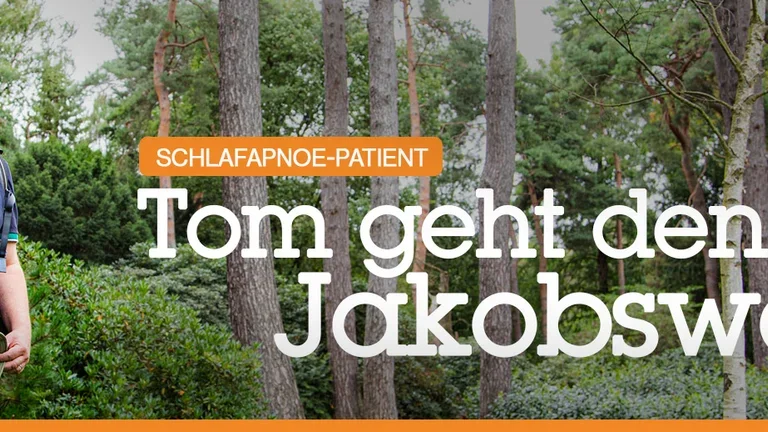 Tom Niegeländer beim Wandern im Wald