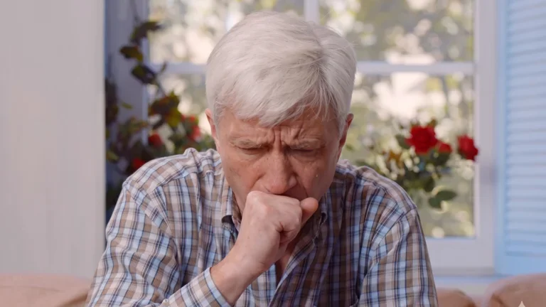 Älterer Mann, der hustet