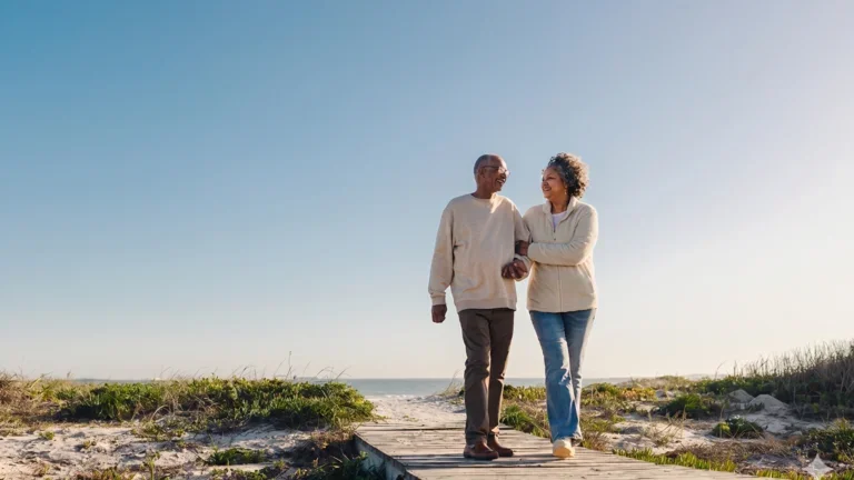 Paar mit COPD, dass im Kururlaub spazieren geht