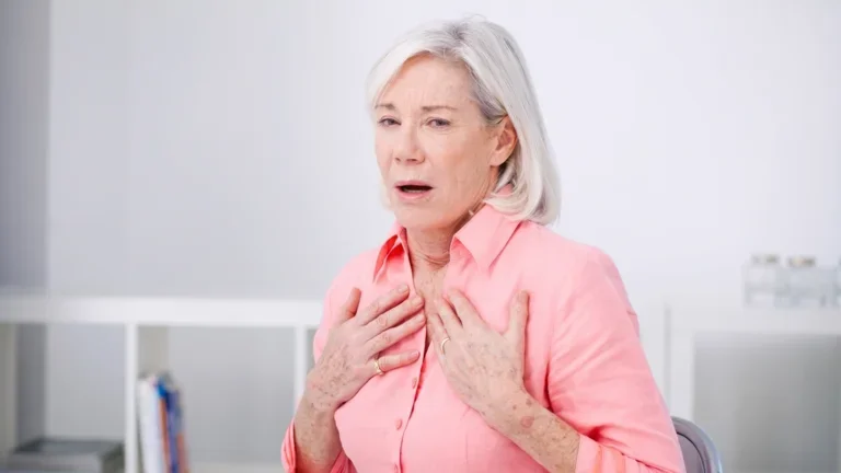 Frau mit COPD, die eine Exazerbation hat