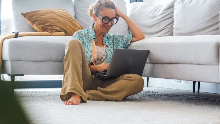 Frau am Laptop, die sich eine virtuelle Ausstellung anguckt