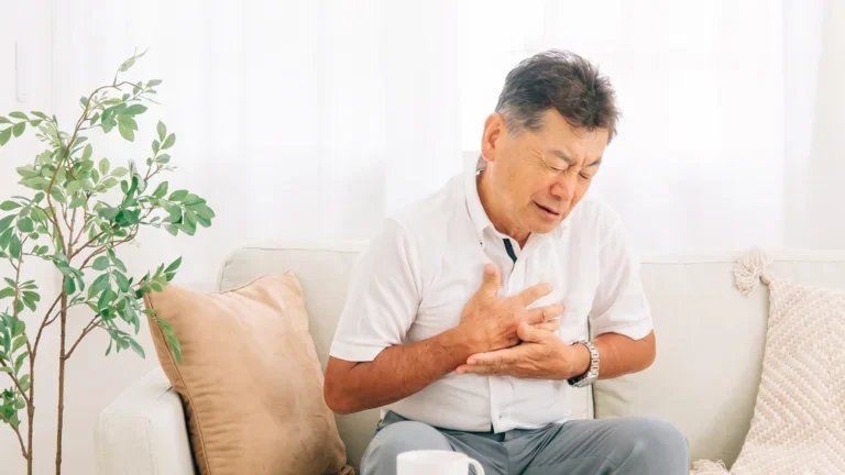 Sitzender Mann mit Atemnot