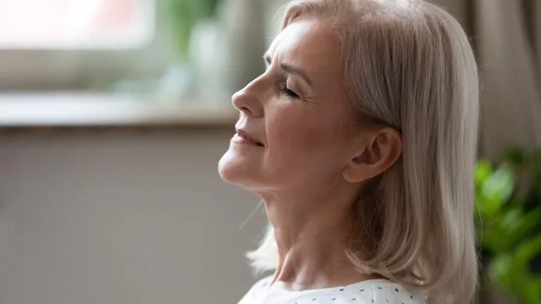 Frau macht Atemübungen