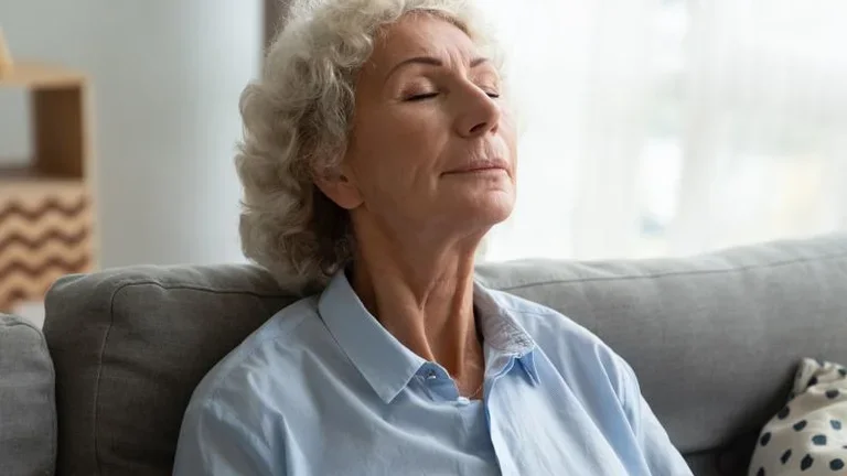Seniorin bei der Meditation