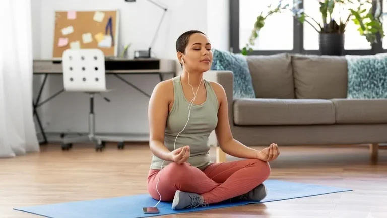 Frau beim Meditieren - Die 5 besten Meditations-Apps