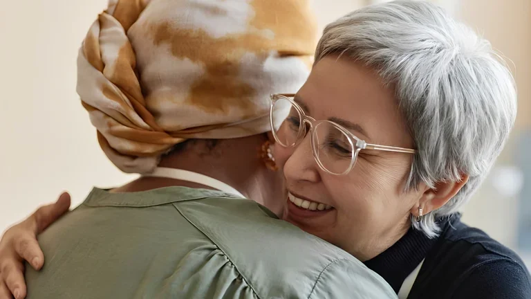 Sozialer Kontakt: Zwei Frauen umarmen sich