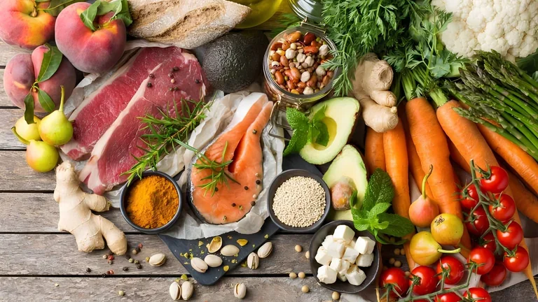 Auswahl an frischen Lebensmitteln auf dem Tisch - Kachexie Rezepte