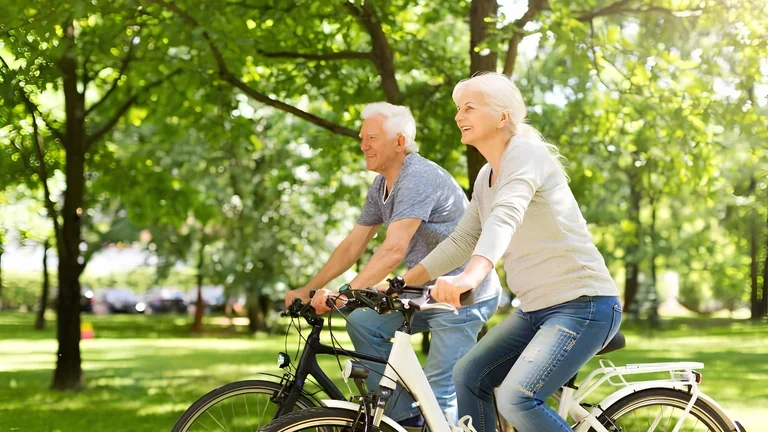 Rentner beim Radfahren - Lungensport bei COPD