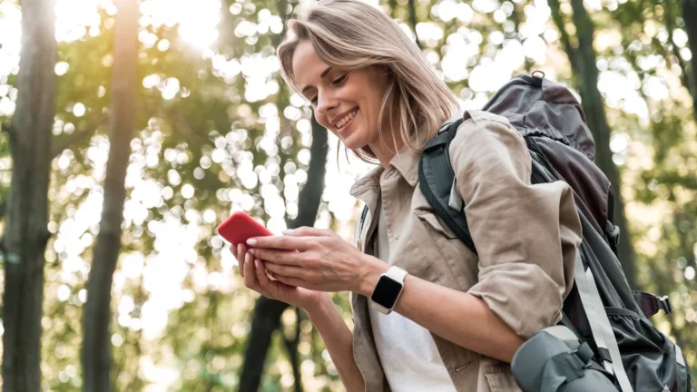 Frau beim Wandern mit Wander-App