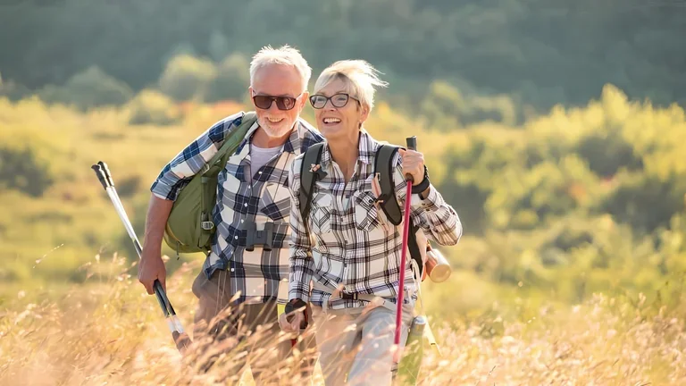 Rentner beim Walken - Outdoor Aktivitäten