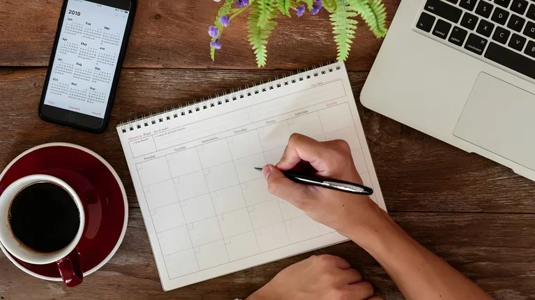 Tag organisieren: Kalender und Laptop 