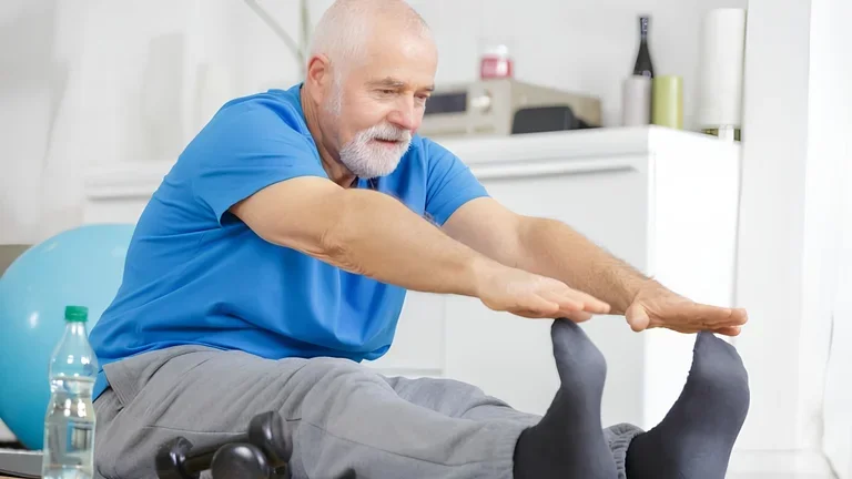 Senior macht Dehnübungen