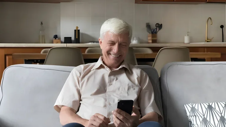 Lächelnder Senior am Smartphone