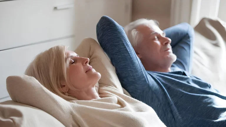 Seniorin machen Entspannungsübung im Liegen