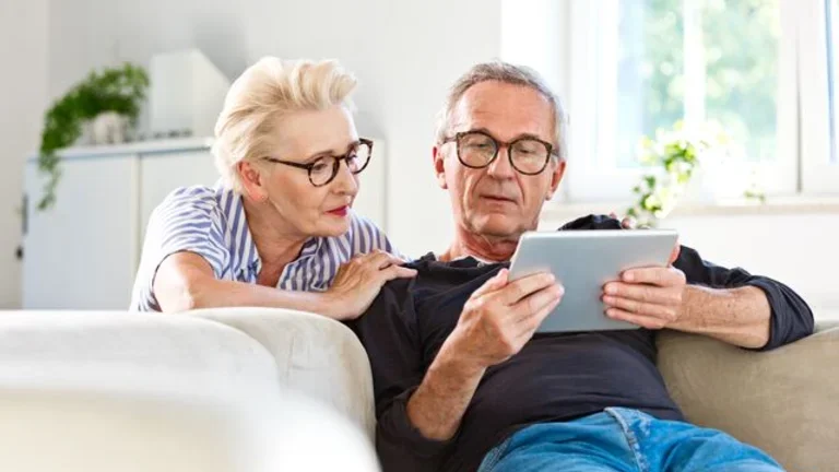 Ehepaar liest Infos auf Tablet