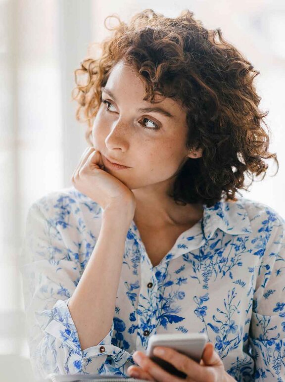 Diabetes Patientin mit Smartphone in der Hand