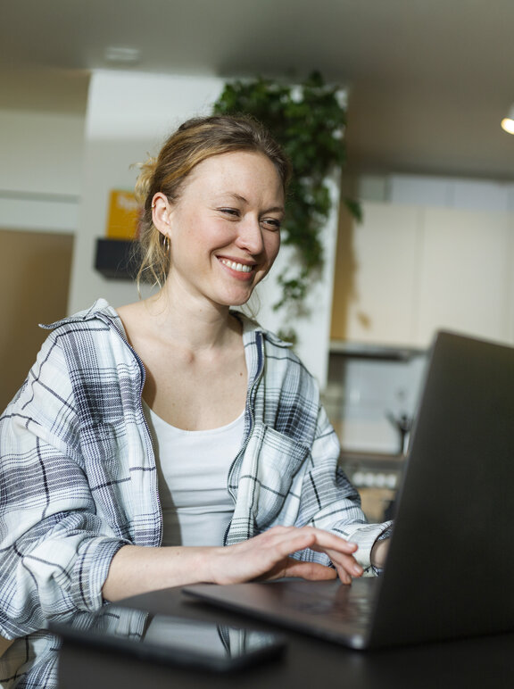 Diabetes Patientin schaut Webinar am Laptop