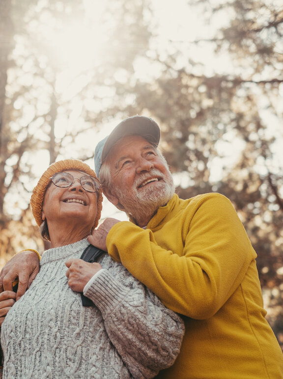 Älteres Ehepaar im Wald