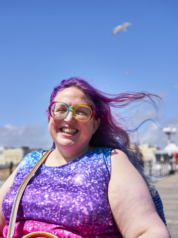 Frau im Rollstuhl im Urlaub unterwegs