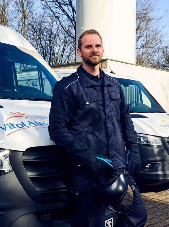 Ein Mann steht an einem Transporter für die Sauerstofflieferung