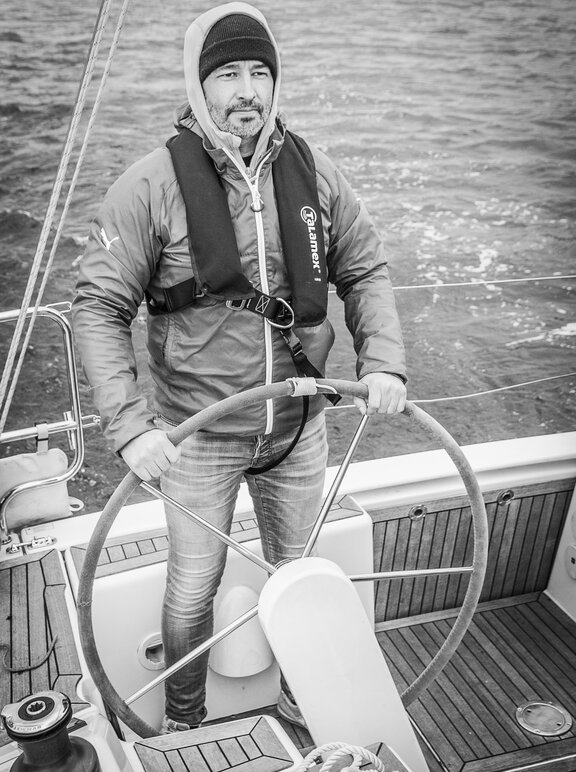 Maik fährt ein Segelboot