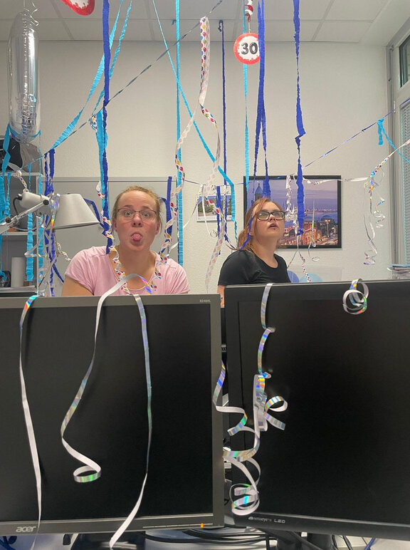 Sonja und Marie im Büro am schmücken