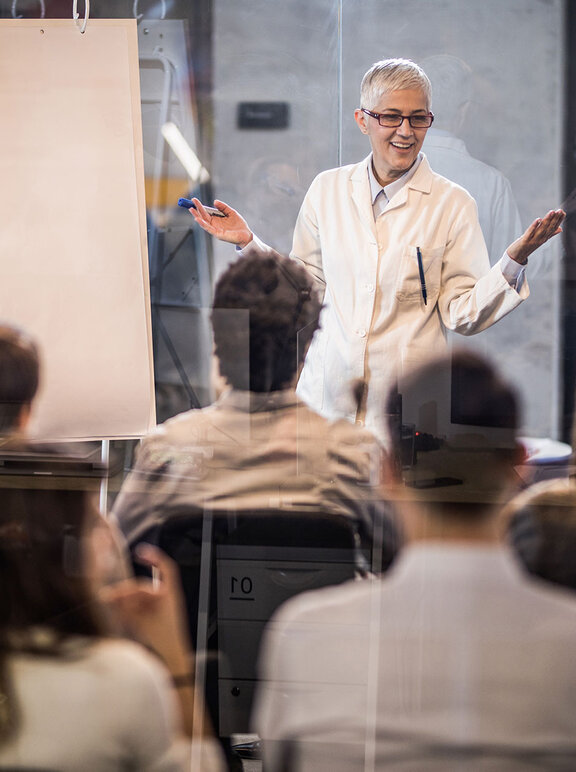 Ärztin hält Vortrag vor anderen Ärzten und Ärztinnen
