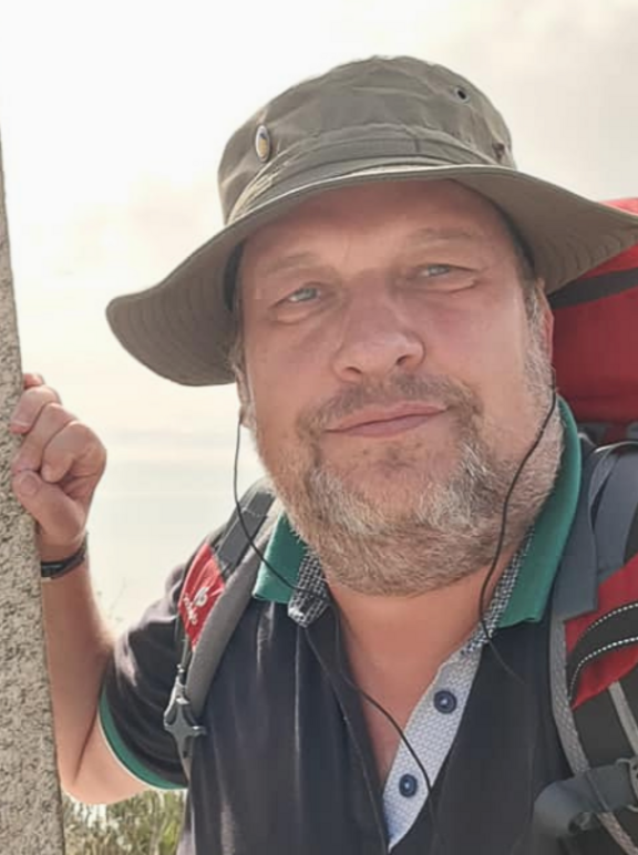 Tom Niegeländer beim Wandern im Wald