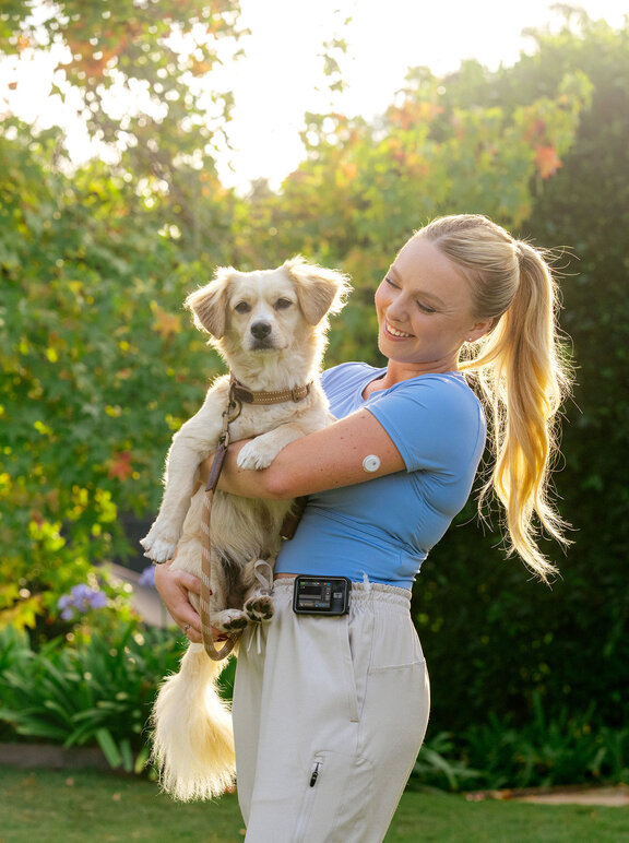 Frau mit Hund und Pumpe