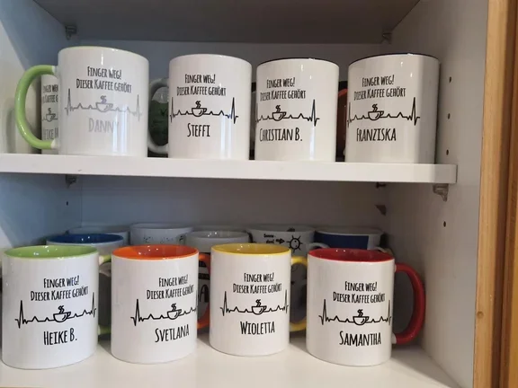 Inneneinrichtung Intensivpflege-WG Berlin - Becher im Regal