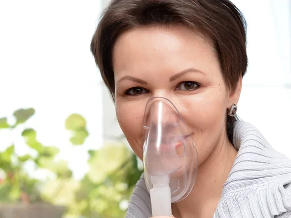 Frau trägt eine Sauerstoffmaske