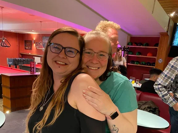 Sonja und Marie beim Bowling