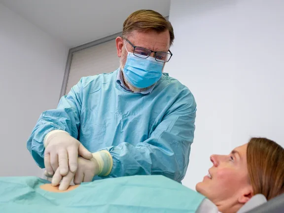 Arzt untersucht eine Patientin