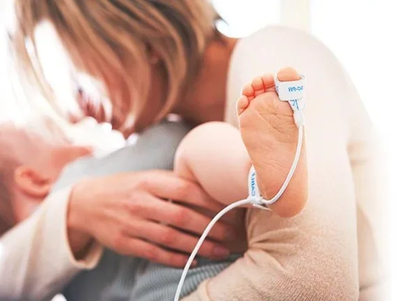 Monitoring_Baby mit Kabeln am Fuß