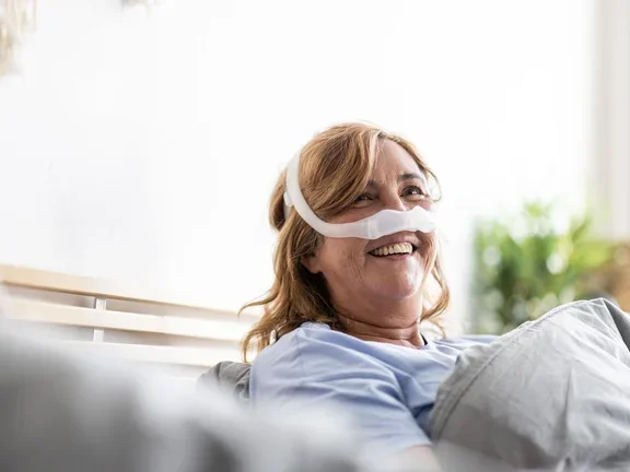 Eine Frau die eine Sauerstoffmaske trägt