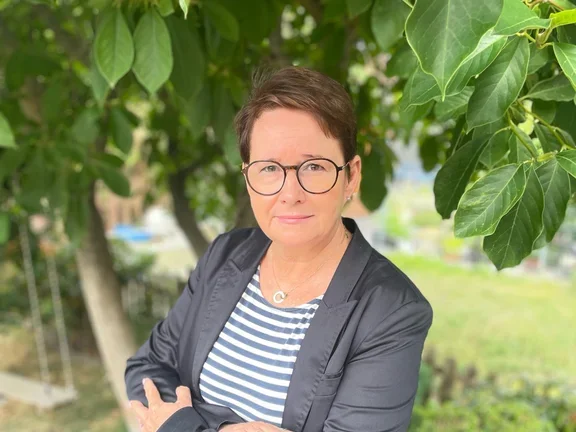 Portrait von Antje vor einem Baum