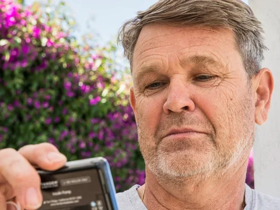 Patient schaut auf Pumpe