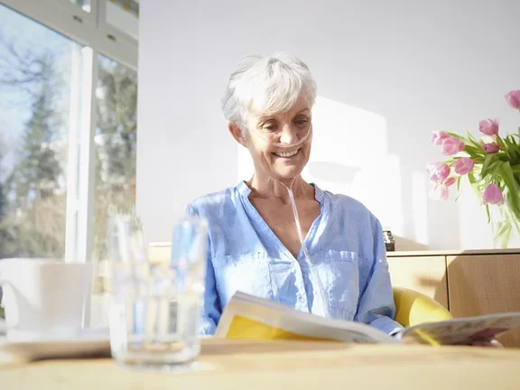 Ältere Frau mit COPD bekommt Sauerstoff über einen Schlauch