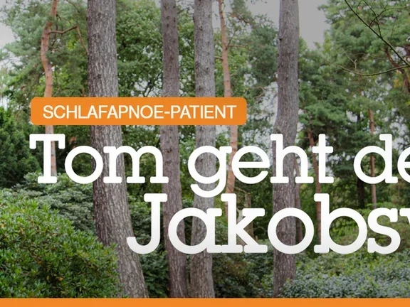 Tom Niegeländer beim Wandern im Wald