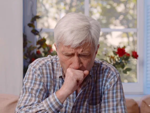 Älterer Mann, der hustet