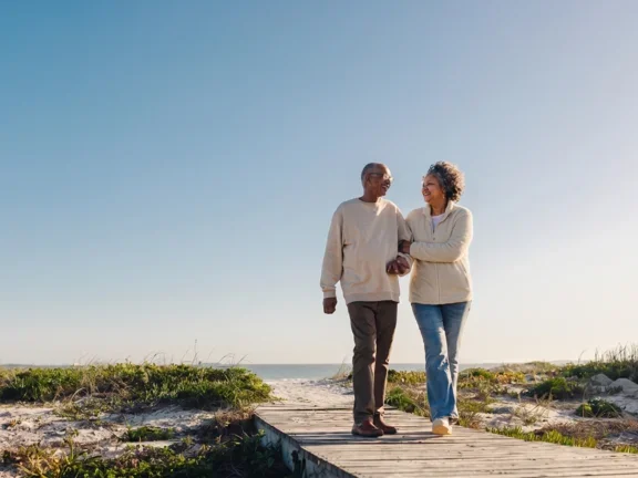 Paar mit COPD, dass im Kururlaub spazieren geht