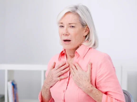 Frau mit COPD, die eine Exazerbation hat